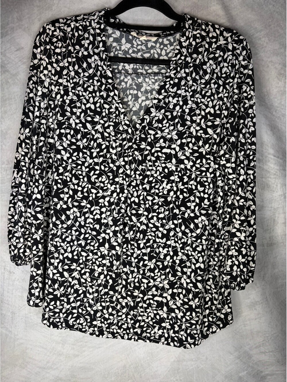 wo by Vince Camuto Women's Large Black White Floral V-Neck Blouse